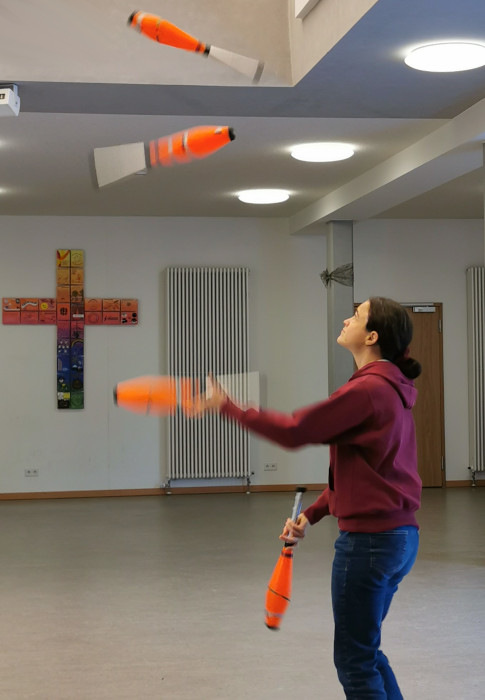 Jonglieren Training mit 4 Keulen